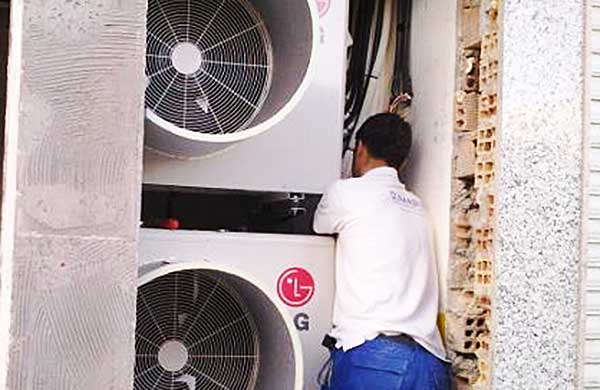 Instalación de máquias condensadoras Invertes 5x1 bomba de calor entolvadas y salidas de extractores el Pontevedra